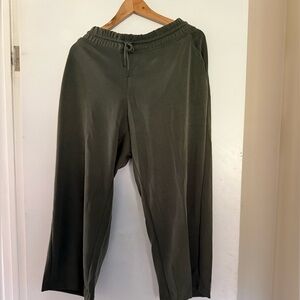 Women’s Athleta Seasoft Cropped Pants